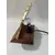 Foto de um(a) Luminária Ágata Azul, da categoria de Abajures. Luminária de mesa feita com troféu dos anos 1980 com lâmina de ágata, borda folhada a ouro e base de madeira com soquete e... Mostrado de uma perspectiva diferente. Vendido no marketplace Trésors.