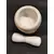 Foto de um(a) Pilão de Mesa em Mármore, da categoria de Outros utensílios. Pilão de mesa com socador feito em mármore branco funcional e decorativo. A: 10,8 cm / Diâmetro: 7 cm / Diâmetro da base:... Mostrado de uma perspectiva diferente. Vendido no marketplace Trésors.