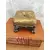 Foto de um(a) Banco Miniatura anos 90, da categoria de Modelos e estatuetas. Miniatura de banco com um botão ao centro, em cimento com folheação em ouro e prata, década de 1990 A: 7 cm L: 9 cm P: 9 cm... Mostrado de uma perspectiva diferente. Vendido no marketplace Trésors.