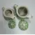 Foto de um(a) Mini Bules, da categoria de Bules. Mini bule e chaleira (+ peneira) em porcelana policromada. Dimensões: A bule menor 8cm / Diâmetro 9cm / Peso: 280g A bule... Mostrado de uma perspectiva diferente. Vendido no marketplace Trésors.