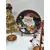 Foto de um(a) Prato Natalino, Santini, Made In Italy, Década de 1990, da categoria de Pratos Decorativos. Prato decorativo natalino, porcelana policromada. Da conhecida marca italiana santini, década de 1990. Diâmetro: 27,5 cm... Mostrado de uma perspectiva diferente. Vendido no marketplace Trésors.