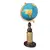 Foto de um(a) Globo Terrestre Dourado, da categoria de Globos. Globo terrestre com base em imbuia torneada e entalhada, tendo como foco central uma vela de filtro d'água em dourado. Mais... Vendido no marketplace Trésors.