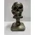Foto de um(a) Escultura Caveira Skull Resina e Latão, Peça Única, da categoria de Escultura. Escultura caveira: crânio em resina e base em latão. Ambos com patina bronze envelhecida. Peça única pelo designer marcelus... Mostrado de uma perspectiva diferente. Vendido no marketplace Trésors.