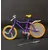 Foto de um(a) Mini Bicicleta Barbie Anos 90, da categoria de Móveis e miniaturas para bonecas. Miniatura de bicicleta em plástico com pneus em borracha amarela com garradeiras. Sem marca do fabricante, década de 1990,... Mostrado de uma perspectiva diferente. Vendido no marketplace Trésors.