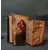 Foto de um(a) Livros Caixas Madona 80'S, da categoria de Cestos e Caixas. Caixa livro madona em madeira, década de 1990 h: 20 cm l: 15,5 cm p: 7 cm caixa livro book em madeira, década de 1980. Abre... Mostrado de uma perspectiva diferente. Vendido no marketplace Trésors.