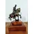 Foto de um(a) Porta Livros Laçador, Paixão Côrtes, Rio Grande do Sul, da categoria de Apoio para livros. Porta livros em alumínio fundido com pátina bronze, base em madeira com imagem do tradicional símbolo da capital gaúcha:... Mostrado de uma perspectiva diferente. Vendido no marketplace Trésors.