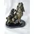 Foto de um(a) Escultura Mamãe e Filhote Basset, da categoria de Escultura. Escultura mamãe basset com filhote, em poli resina italina com pátina bronze oxidada, base em granito preto polido com... Mostrado de uma perspectiva diferente. Vendido no marketplace Trésors.