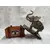 Foto de um(a) Caixa Container Elefante, Década de 1940, da categoria de Cestos e Caixas. Contêiner elefante: caixa de madeira com tampa de elefante em compensado com corte computadorizado com pátina bronze... Mostrado de uma perspectiva diferente. Vendido no marketplace Trésors.