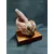 Foto de um(a) Escultura Pombo em Terracota e Madeira, Década de 1980, da categoria de Escultura. Escultura de um pombo em terracota com pátina envelhecida e base em madeira de cedro. Peça única, assinada mas ilegível,... Mostrado de uma perspectiva diferente. Vendido no marketplace Trésors.