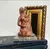 Foto de um(a) Escultura Women Cerâmica e Granito, da categoria de Escultura. Escultura em cerâmica com pátina terracota e com base de granito. A: 12,7 cm / L: 6 cm / P: 8 cm / peso: 567 g. Mostrado de uma perspectiva diferente. Vendido no marketplace Trésors.
