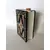 Foto de um(a) Livro Decorativo em Porcelana Anos 60, da categoria de Objetos decorativos. Livro fake em porcelana policromada para bebidas com tampa de rolha, capa e contra capa trabalhada, década de 1960. A: 17 cm... Mostrado de uma perspectiva diferente. Vendido no marketplace Trésors.