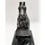 Foto de um(a) Escultura Equina Garanhão em Resina Italiana, Anos 2000, da categoria de Escultura. Escultura equina de garanhão premiado em resina italiana com acabamento em pátina bronze oxidado e base em madeira... Mostrado de uma perspectiva diferente. Vendido no marketplace Trésors.