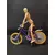 Foto de um(a) Mini Bicicleta Barbie Anos 90, da categoria de Móveis e miniaturas para bonecas. Miniatura de bicicleta em plástico com pneus em borracha amarela com garradeiras. Sem marca do fabricante, década de 1990,... Mostrado de uma perspectiva diferente. Vendido no marketplace Trésors.