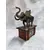 Foto de um(a) Caixa Container Elefante, Década de 1940, da categoria de Cestos e Caixas. Contêiner elefante: caixa de madeira com tampa de elefante em compensado com corte computadorizado com pátina bronze... Mostrado de uma perspectiva diferente. Vendido no marketplace Trésors.