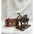 Foto de um(a) Caixa Container Elefante, Década de 1940, da categoria de Cestos e Caixas. Contêiner elefante: caixa de madeira com tampa de elefante em compensado com corte computadorizado com pátina bronze... Mostrado de uma perspectiva diferente. Vendido no marketplace Trésors.