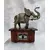 Foto de um(a) Caixa Container Elefante, Década de 1940, da categoria de Cestos e Caixas. Contêiner elefante: caixa de madeira com tampa de elefante em compensado com corte computadorizado com pátina bronze... Mostrado de uma perspectiva diferente. Vendido no marketplace Trésors.