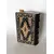 Foto de um(a) Livro Decorativo em Porcelana Anos 60, da categoria de Objetos decorativos. Livro fake em porcelana policromada para bebidas com tampa de rolha, capa e contra capa trabalhada, década de 1960. A: 17 cm... Mostrado de uma perspectiva diferente. Vendido no marketplace Trésors.