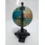Foto de um(a) Globo Terrestre Ágata, da categoria de Globos. Globo terrestre com base em ágata e ferro. A: 18 cm D: 10 cm peso 308g. Mostrado de uma perspectiva diferente. Vendido no marketplace Trésors.
