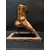 Foto de um(a) Fragmento Escultura Pé Masculino, Peça Única, da categoria de Escultura. Fragmento de uma escultura de pé masculino em cimento com folheação em ouro e envelhecido. Base em ferro ebanizado e madeira... Mostrado de uma perspectiva diferente. Vendido no marketplace Trésors.