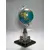 Foto de um(a) Globo Leões, da categoria de Globos. Globo em metal niquelado com dois leões na base e madeira. A: 29cm D: 10cm peso: 660g. Mostrado de uma perspectiva diferente. Vendido no marketplace Trésors.