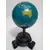 Foto de um(a) Globo Terrestre Ágata, da categoria de Globos. Globo terrestre com base em ágata e ferro. A: 18 cm D: 10 cm peso 308g. Mostrado de uma perspectiva diferente. Vendido no marketplace Trésors.
