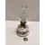Foto de um(a) Lampião de Mesa em Porcelana e Vidro, Década de 1940, da categoria de Abajures. Lampião de mesa em porcelana policromada e iridescente com motivo floral e filetes tudo em ouro, manga em vidro translúcido,... Mostrado de uma perspectiva diferente. Vendido no marketplace Trésors.