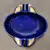 Foto de um(a) Cinzeiro em Porcelana Azul Cobalto com Filete Dourado, Década de 1940, da categoria de Cinzeiros e coletores. Cinzeiro em porcelana azul cobalto com filete dourado, década de 1940. A: 3 cm / L: 14,5 cm Peso: 300 g. Mostrado de uma perspectiva diferente. Vendido no marketplace Trésors.