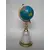 Foto de um(a) Globo Porcelana anos 40, da categoria de Globos. Globo terrestre com base em madeira dourada e porcelana com filetes de ouro, década de 1940. peça única pelo designer... Mostrado de uma perspectiva diferente. Vendido no marketplace Trésors.