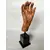Foto de um(a) Escultura Hand, da categoria de Escultura. Escultura de mão em resina com pintura envelhecida e base em madeira. Peça única pelo designer marcelus ribas. A: 36... Mostrado de uma perspectiva diferente. Vendido no marketplace Trésors.