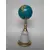 Foto de um(a) Globo Porcelana anos 40, da categoria de Globos. Globo terrestre com base em madeira dourada e porcelana com filetes de ouro, década de 1940. peça única pelo designer... Mostrado de uma perspectiva diferente. Vendido no marketplace Trésors.