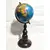 Foto de um(a) Globo Terrestre Imbuia, da categoria de Globos. Globo terrestre de mesa com base em madeira de imbuía torneada e entalhada. A: 44 cm / Diâmetro do globo: 16 cm / Diâmetro... Mostrado de uma perspectiva diferente. Vendido no marketplace Trésors.