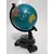 Foto de um(a) Globo Terrestre Ágata, da categoria de Globos. Globo terrestre com base em ágata e ferro. A: 18 cm D: 10 cm peso 308g. Mostrado de uma perspectiva diferente. Vendido no marketplace Trésors.