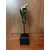Foto de um(a) Escultura Mão, da categoria de Escultura. Escultura em resina com pátina bronze oxidada, haste em metal e base de madeira ebanizada peça única pelo designer marcelus... Mostrado de uma perspectiva diferente. Vendido no marketplace Trésors.