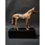 Foto de um(a) Escultura Horse, da categoria de Escultura. Escultura horse em cerâmica com pátina ferrugem craquelada e base em madeira ebanizada. Peça única pelo designer marcelus... Mostrado de uma perspectiva diferente. Vendido no marketplace Trésors.