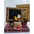 Foto de um(a) Porta Jóias Natalino 90'S, da categoria de Porta-Jóias. Porta jóias natalino em porcelana policromada e fecho de latão, década de 1990 A: 9,5 cm A do porta jóia: 4,5 cm Diâmetro: 6... Mostrado de uma perspectiva diferente. Vendido no marketplace Trésors.