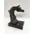 Foto de um(a) Escultura Equina Garanhão em Resina Italiana, Anos 2000, da categoria de Escultura. Escultura equina de garanhão premiado em resina italiana com acabamento em pátina bronze oxidado e base em madeira... Mostrado de uma perspectiva diferente. Vendido no marketplace Trésors.