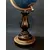 Foto de um(a) Globo Terrestre Imbuia Ouro, da categoria de Globos. Globo terrestre de mesa com base em madeira de imbuia, apoiada em quatro esferas também também imbuia, globo envelhecido e... Mostrado de uma perspectiva diferente. Vendido no marketplace Trésors.