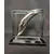 Foto de um(a) Escultura Glass, da categoria de Escultura. Escultura usando vidro 8mm como moldura e espelho na base para um elemento fundido em alumínio fundido, fechando com uma... Mostrado de uma perspectiva diferente. Vendido no marketplace Trésors.