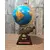 Foto de um(a) Globo Terrestre Peixe Latão Anos 70, da categoria de Globos. Globo terrestre de mesa com globo giratório e envelhecido com base de peixe em latão e madeira com marchetaria adesivada... Mostrado de uma perspectiva diferente. Vendido no marketplace Trésors.