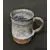 Foto de um(a) Caneca Cerâmica 90'S, da categoria de Canecas. Caneca em cerâmica de alta temperatura e vitrificada, década de 1990. A: 9 cm / Diâmetro: 7 cm Peso: 233 g. Mostrado de uma perspectiva diferente. Vendido no marketplace Trésors.