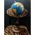 Foto de um(a) Globo Terrestre Imbuia Ouro, da categoria de Globos. Globo terrestre de mesa com base em madeira de imbuia, apoiada em quatro esferas também também imbuia, globo envelhecido e... Mostrado de uma perspectiva diferente. Vendido no marketplace Trésors.