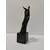 Foto de um(a) Escultura Mão em Resina, Ano 2020, da categoria de Escultura. Escultura de mão em resina com pátina bronze oxidado, base em cubo de madeira ebanizada. Peça única pelo designer marcelus... Mostrado de uma perspectiva diferente. Vendido no marketplace Trésors.