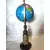 Foto de um(a) Globo Terrestre Dourado, da categoria de Globos. Globo terrestre com base em imbuia torneada e entalhada, tendo como foco central uma vela de filtro d'água em dourado. Mais... Mostrado de uma perspectiva diferente. Vendido no marketplace Trésors.