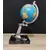 Foto de um(a) Globo Corcel 69, da categoria de Globos. Globo terrestre de mesa com pegada vintage, haste de um retrovisor cromado de um corcel 1969 e base em granito preto peça... Mostrado de uma perspectiva diferente. Vendido no marketplace Trésors.