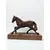 Foto de um(a) Escultura Equina. Mr, da categoria de Escultura. Cavalo em técnica mista com camada de resina líquida e pátina na cor madeira, base em made de demolição. Peça única pelo... Mostrado de uma perspectiva diferente. Vendido no marketplace Trésors.