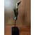 Foto de um(a) Escultura Hand, da categoria de Escultura. Escultura em resina com pátina bronze oxidada, haste em metal e base em madeira ebanizada. Peça única pelo designer marcelus... Mostrado de uma perspectiva diferente. Vendido no marketplace Trésors.
