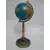 Foto de um(a) Globo Rosa Dos Ventos, da categoria de Globos. Globo terrestre rosa dos ventos: base em latão e madeira dourada torneada e rosa dos ventos como inspiração. peça única pelo... Mostrado de uma perspectiva diferente. Vendido no marketplace Trésors.