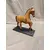 Foto de um(a) Escultura Cavalo em Madeira, Década de 2000, da categoria de Escultura. Escultura cavalo em movimento: em madeira, esculpida a mão, assinatura em forma de marca tipo ferro de gano. Base em... Mostrado de uma perspectiva diferente. Vendido no marketplace Trésors.