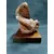 Foto de um(a) Escultura Pombo em Terracota e Madeira, Década de 1980, da categoria de Escultura. Escultura de um pombo em terracota com pátina envelhecida e base em madeira de cedro. Peça única, assinada mas ilegível,... Mostrado de uma perspectiva diferente. Vendido no marketplace Trésors.