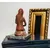 Foto de um(a) Escultura Women Cerâmica e Granito, da categoria de Escultura. Escultura em cerâmica com pátina terracota e com base de granito. A: 12,7 cm / L: 6 cm / P: 8 cm / peso: 567 g. Mostrado de uma perspectiva diferente. Vendido no marketplace Trésors.